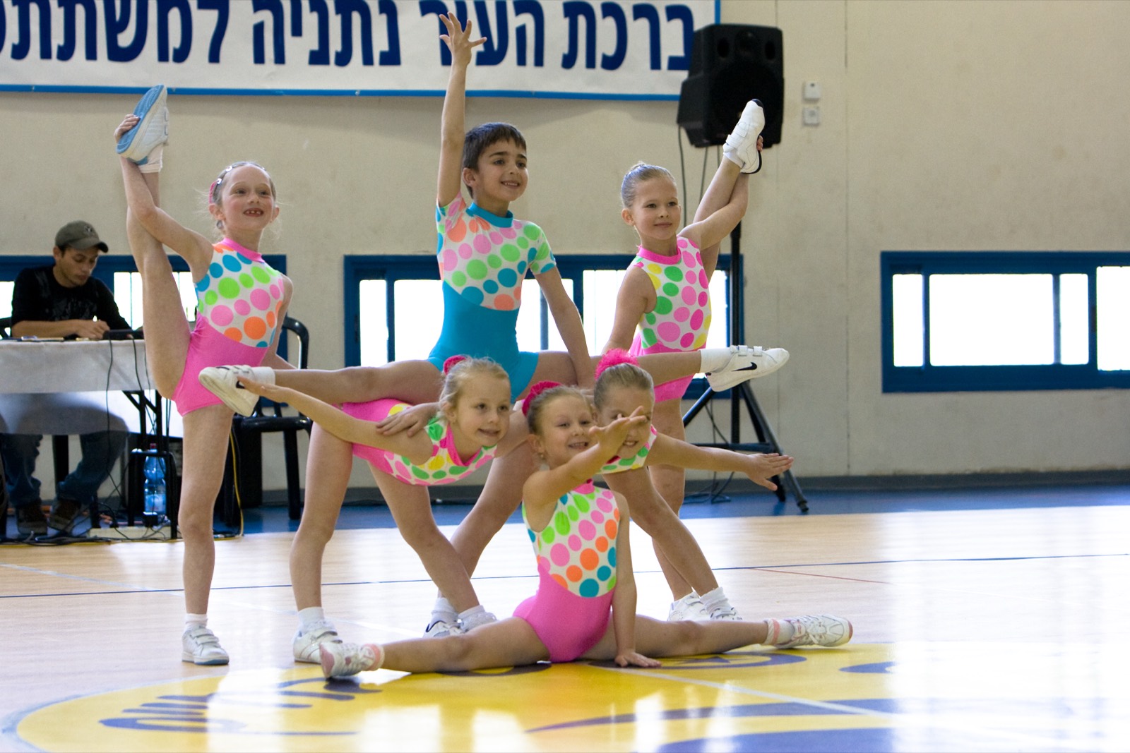 קבוצת ילדות בהתעמלות אירובית של הפועל נתניה