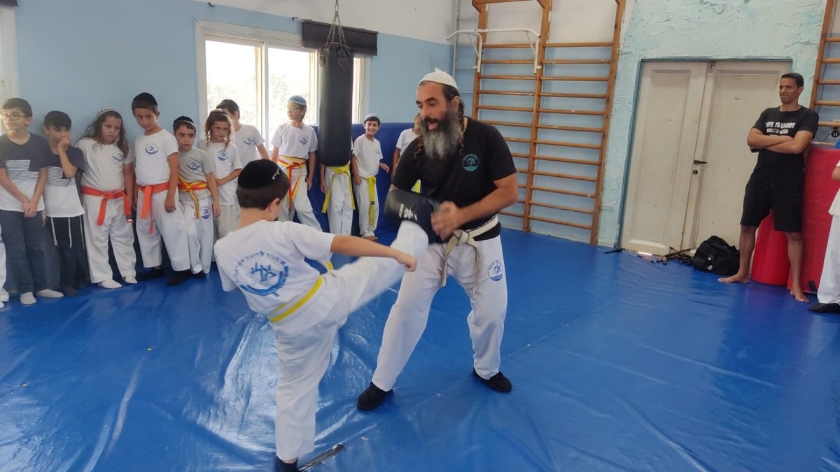 אימון קרב מגע באולם